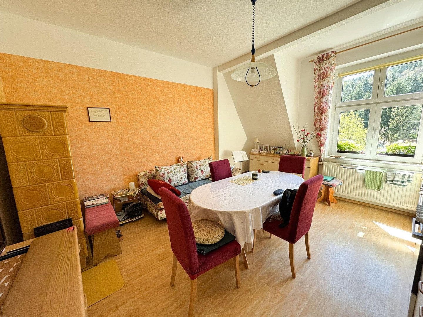 Prenájom bytu 6-izbový 115 m², Schwarzenberger Str. 75, Aue-Bad Schlema, Sasko Prenájom bytu 6-izbový 115 m², Schwarzenberger Str. 75, Aue-Bad Schlema, Sasko