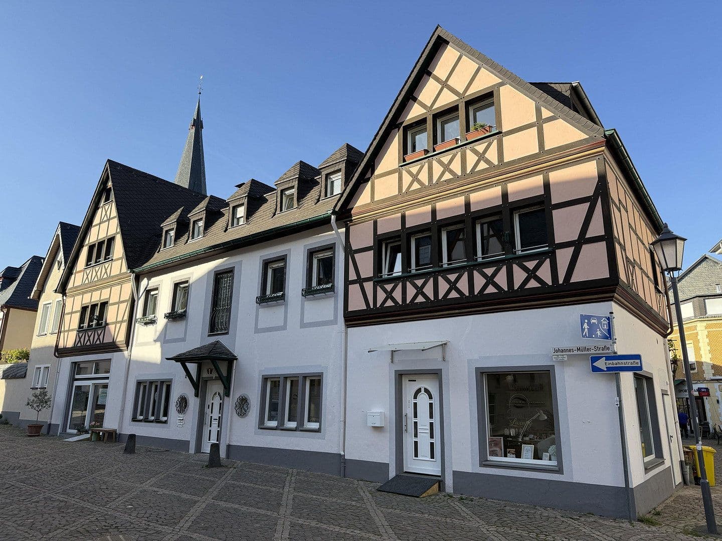 Predaj domu 438 m², pozemok 164 m², Johannes-Müller-Straße 2, Bad Neuenahr-Ahrweiler, Porýnie-Falcko Predaj domu 438 m², pozemok 164 m², Johannes-Müller-Straße 2, Bad Neuenahr-Ahrweiler, Porýnie-Falcko
