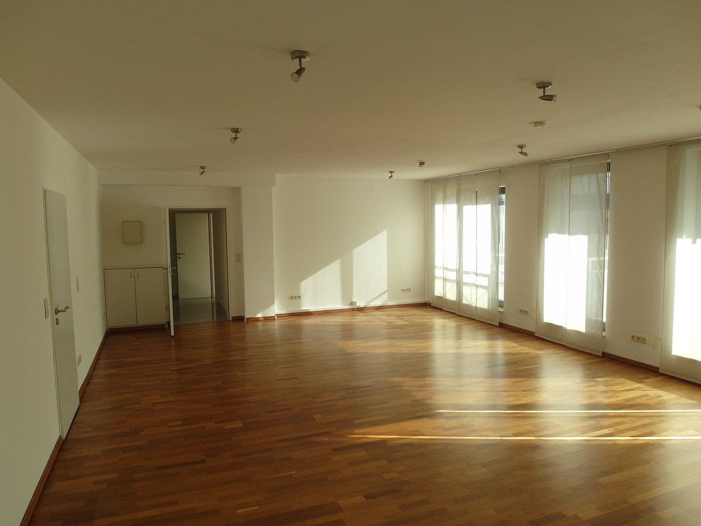 Prenájom bytu 5-izbový 174 m², Neusser Straße 26b, Meerbusch, Severné Porýnie - Westfálsko Prenájom bytu 5-izbový 174 m², Neusser Straße 26b, Meerbusch, Severné Porýnie - Westfálsko