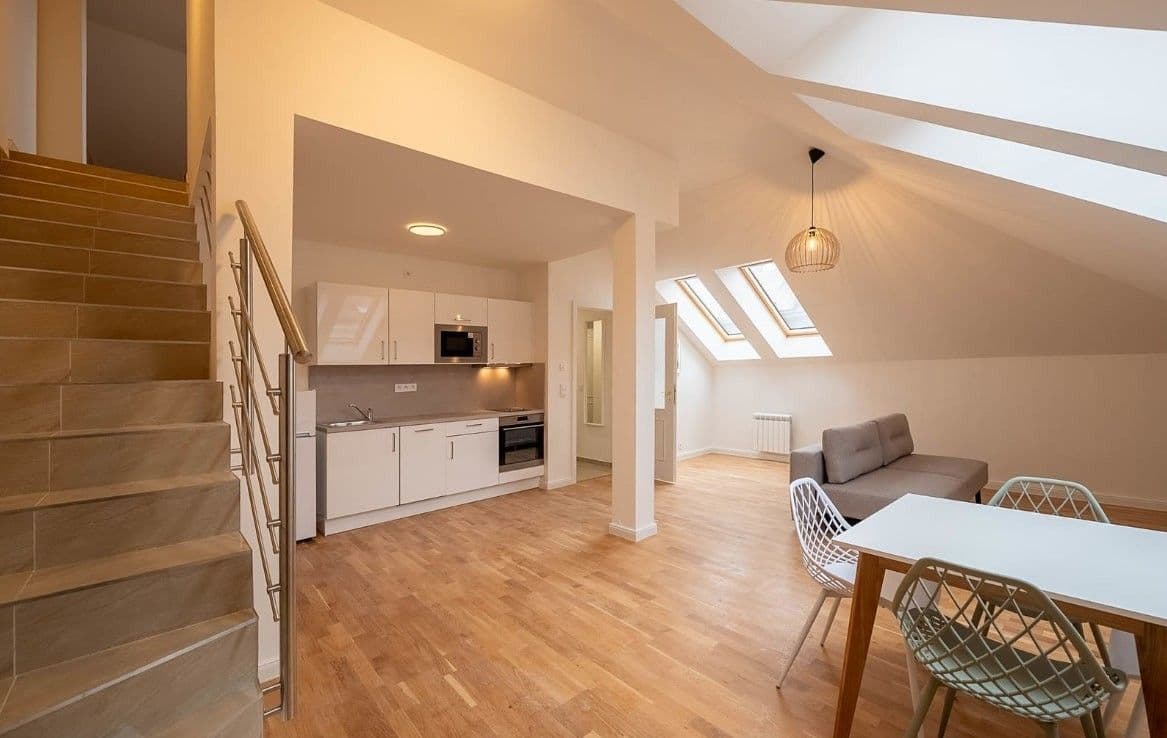 Prenájom bytu 3-izbový 112 m², Varšavská, Praha, Praha Prenájom bytu 3-izbový 112 m², Varšavská, Praha, Praha