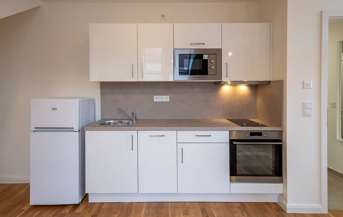 Prenájom bytu 3-izbový 112 m², Varšavská, Praha, Praha Prenájom bytu 3-izbový 112 m², Varšavská, Praha, Praha