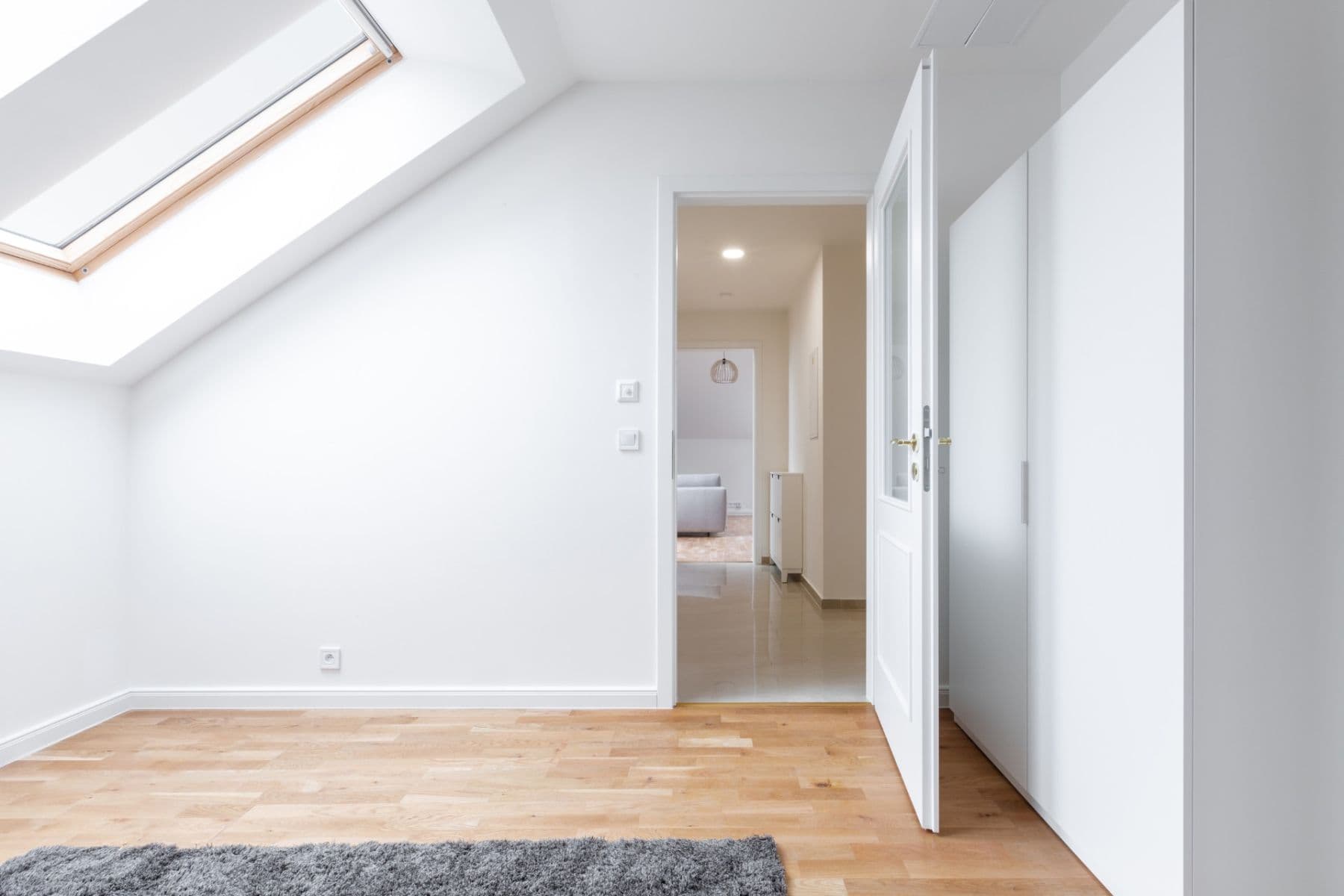Prenájom bytu 3-izbový 112 m², Varšavská, Praha, Praha Prenájom bytu 3-izbový 112 m², Varšavská, Praha, Praha