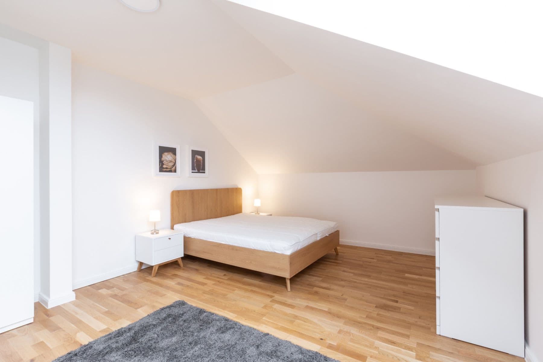 Prenájom bytu 3-izbový 112 m², Varšavská, Praha, Praha Prenájom bytu 3-izbový 112 m², Varšavská, Praha, Praha