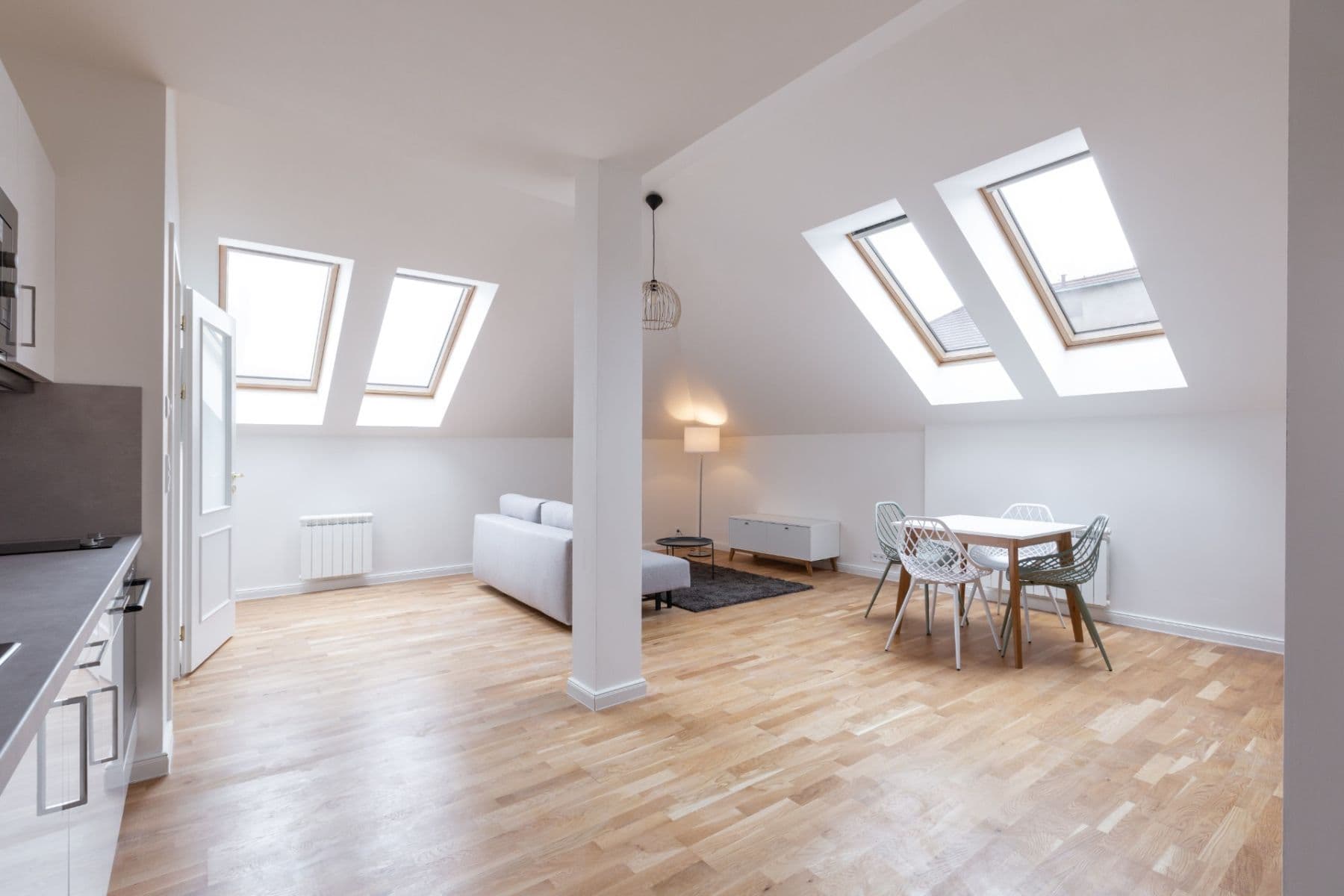 Prenájom bytu 3-izbový 112 m², Varšavská, Praha, Praha Prenájom bytu 3-izbový 112 m², Varšavská, Praha, Praha