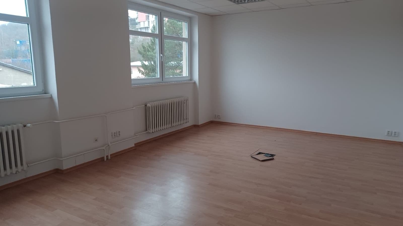 Prenájom nebytového priestoru 25 m², Pod Hájem, Králův Dvůr, Středočeský kraj Prenájom nebytového priestoru 25 m², Pod Hájem, Králův Dvůr, Středočeský kraj
