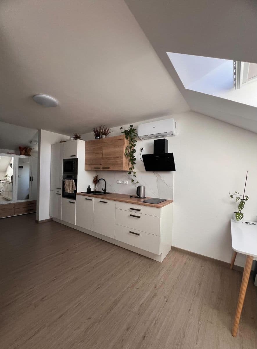 Prenájom bytu 1-izbový 37 m², Lazecká, Olomouc, Olomoucký kraj Prenájom bytu 1-izbový 37 m², Lazecká, Olomouc, Olomoucký kraj