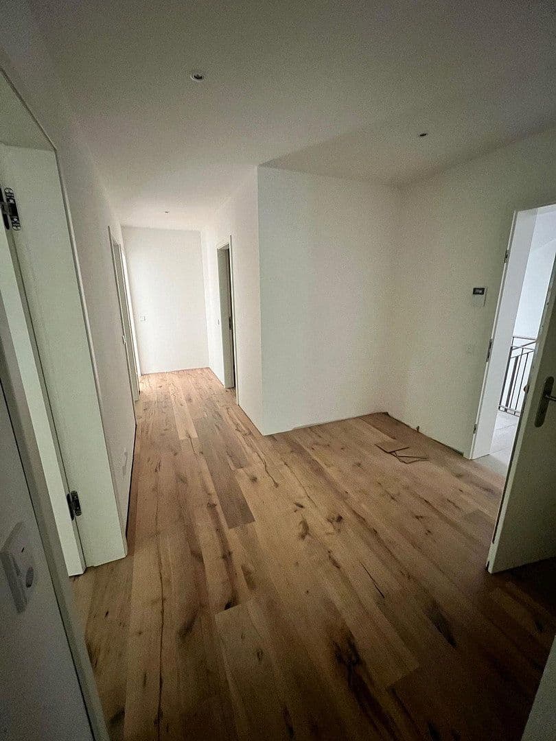 Prenájom bytu 4-izbový 128 m², Otto-Wilhelm-Scharenberg-Bogen 5, Leipzig, Sasko Prenájom bytu 4-izbový 128 m², Otto-Wilhelm-Scharenberg-Bogen 5, Leipzig, Sasko