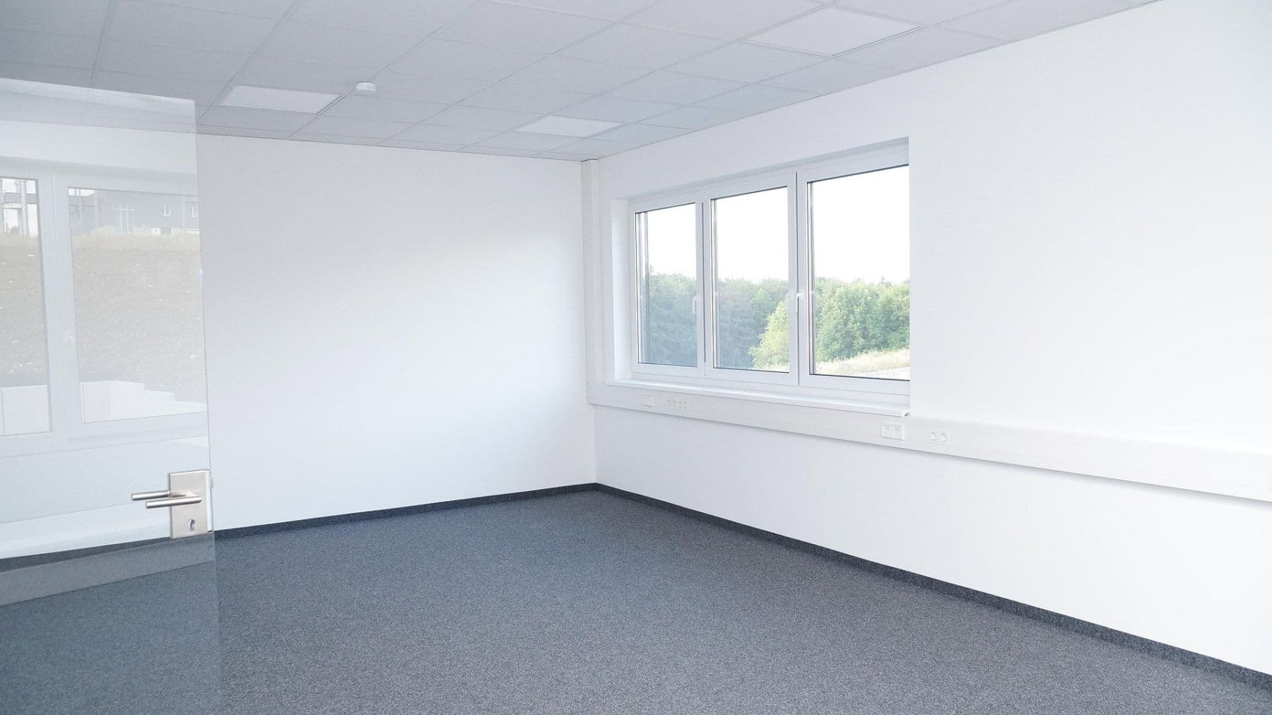 Prenájom kancelárie 447 m², Wolfgang-Paul-Straße 4, Ulm, Bádensko-Wurttembersko Prenájom kancelárie 447 m², Wolfgang-Paul-Straße 4, Ulm, Bádensko-Wurttembersko