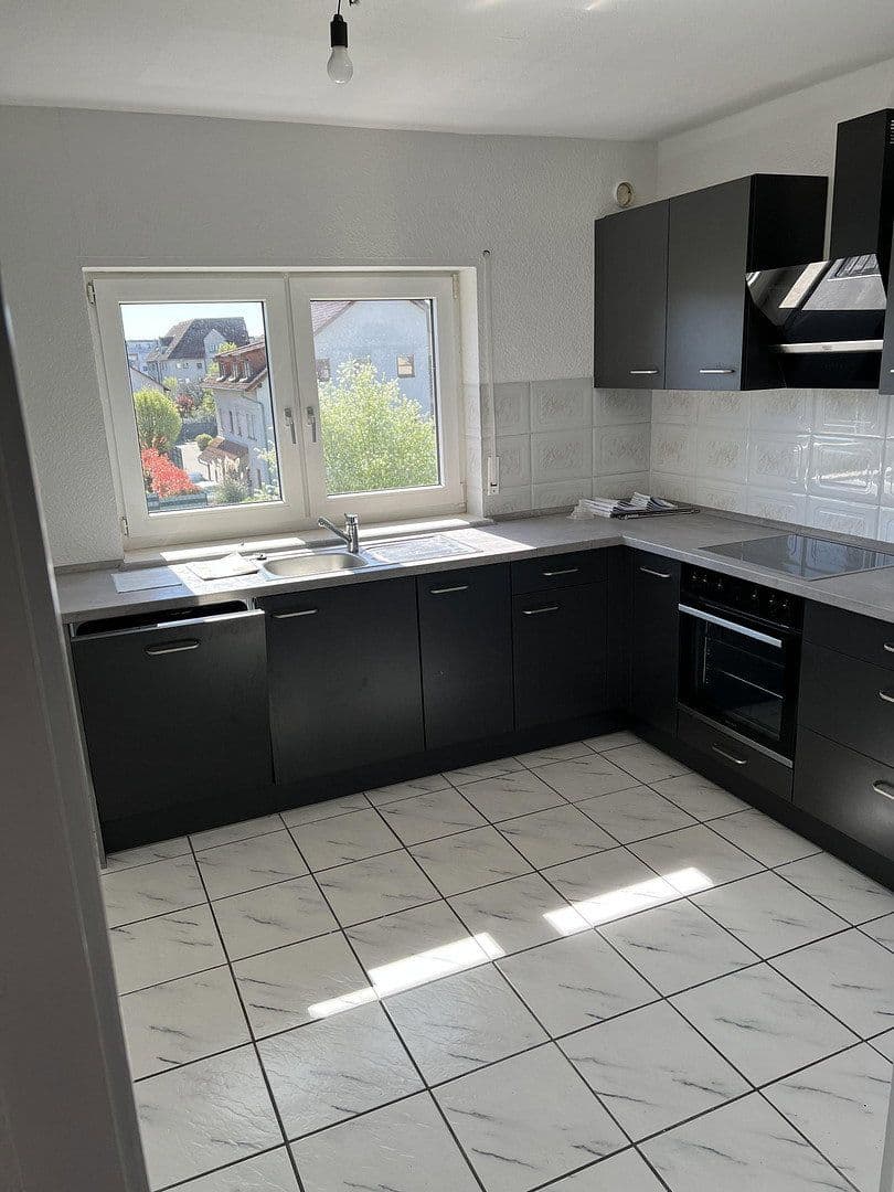 Prenájom bytu 3-izbový 95 m², Brühl, Bádensko-Wurttembersko Prenájom bytu 3-izbový 95 m², Brühl, Bádensko-Wurttembersko