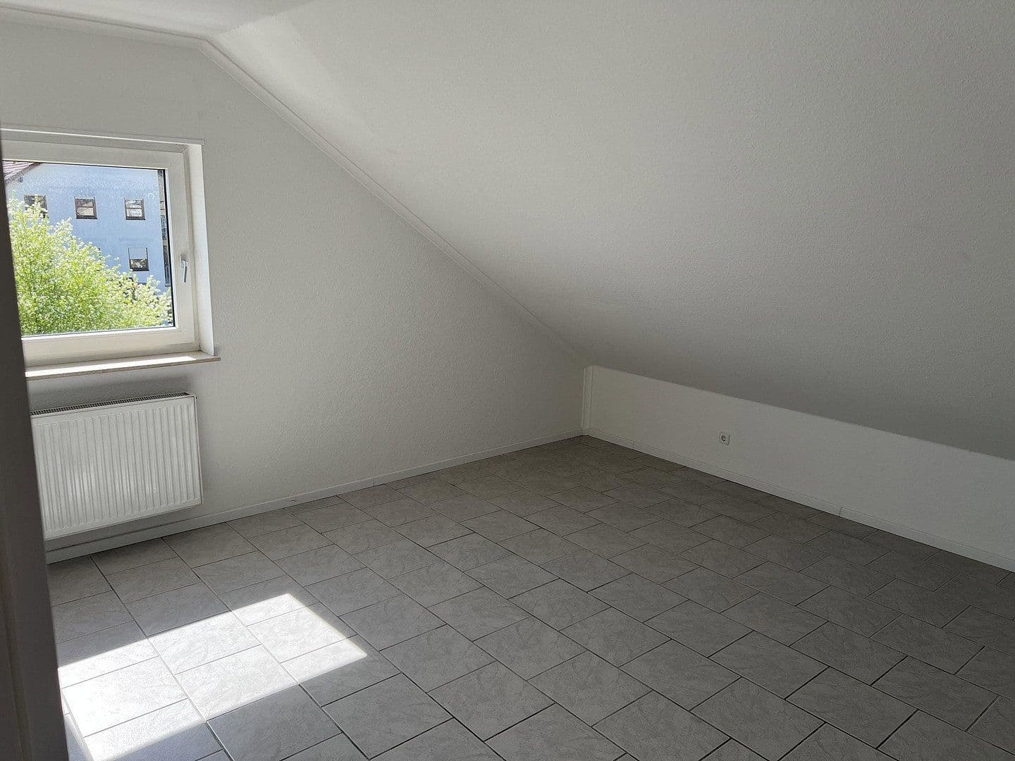 Prenájom bytu 3-izbový 95 m², Brühl, Bádensko-Wurttembersko Prenájom bytu 3-izbový 95 m², Brühl, Bádensko-Wurttembersko