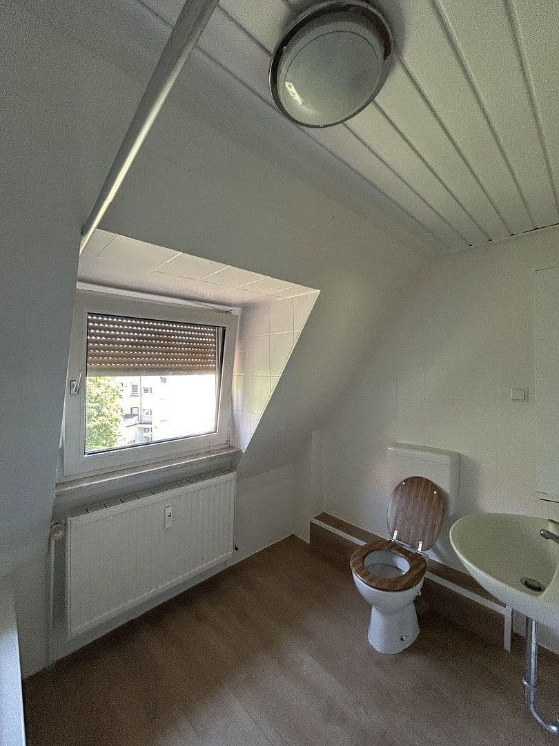 Prenájom bytu 4-izbový 95 m², Rheingönheimerstr.46, Ludwigshafen, Porýnie-Falcko Prenájom bytu 4-izbový 95 m², Rheingönheimerstr.46, Ludwigshafen, Porýnie-Falcko