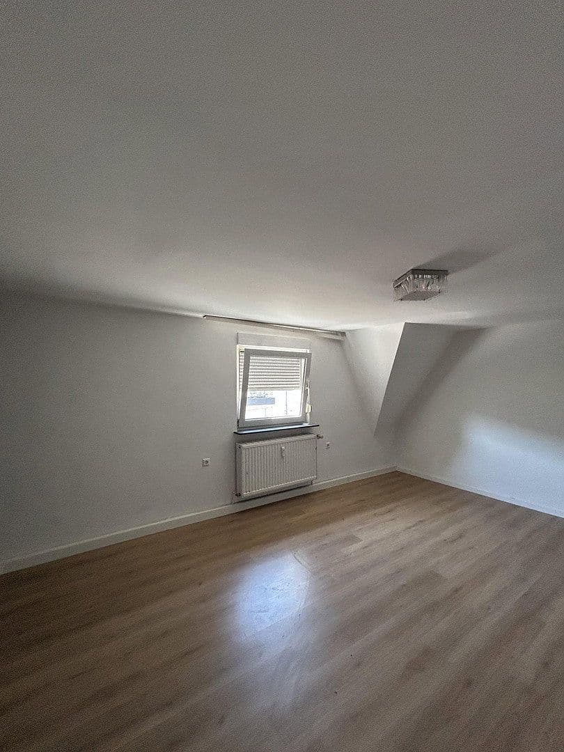 Prenájom bytu 4-izbový 95 m², Rheingönheimerstr.46, Ludwigshafen, Porýnie-Falcko Prenájom bytu 4-izbový 95 m², Rheingönheimerstr.46, Ludwigshafen, Porýnie-Falcko