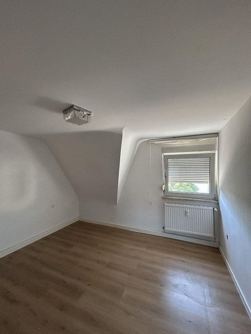 Prenájom bytu 4-izbový 95 m², Rheingönheimerstr.46, Ludwigshafen, Porýnie-Falcko Prenájom bytu 4-izbový 95 m², Rheingönheimerstr.46, Ludwigshafen, Porýnie-Falcko