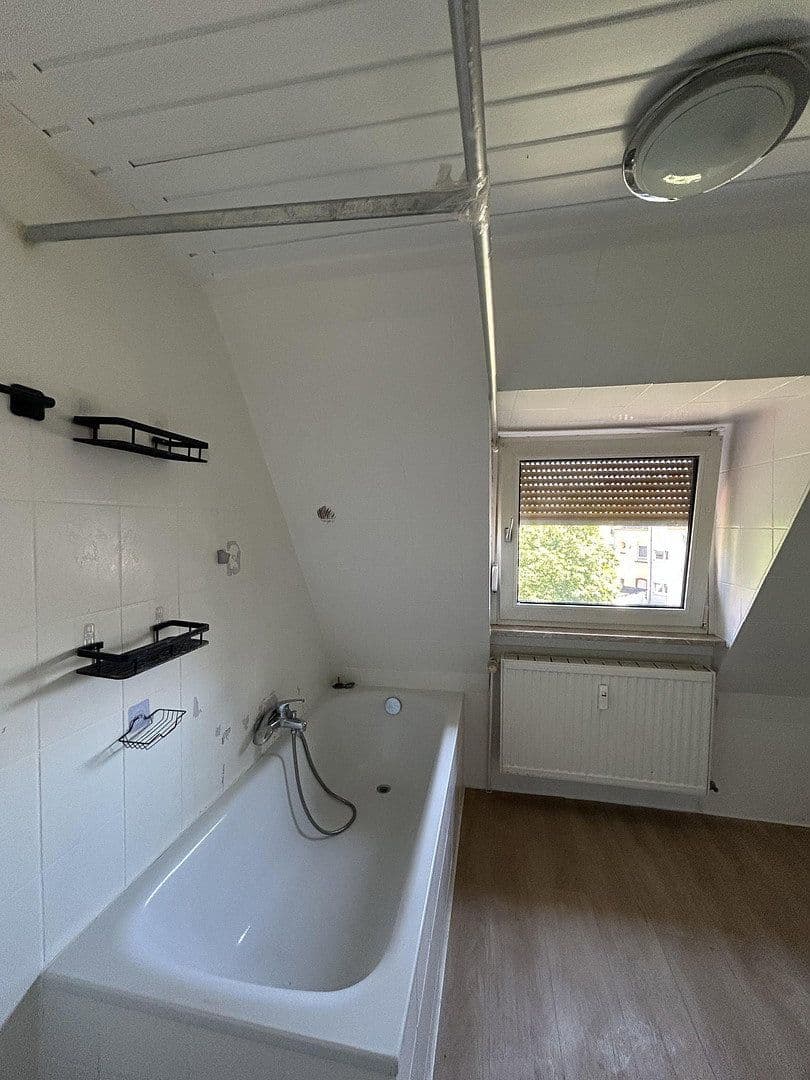 Prenájom bytu 4-izbový 95 m², Rheingönheimerstr.46, Ludwigshafen, Porýnie-Falcko Prenájom bytu 4-izbový 95 m², Rheingönheimerstr.46, Ludwigshafen, Porýnie-Falcko