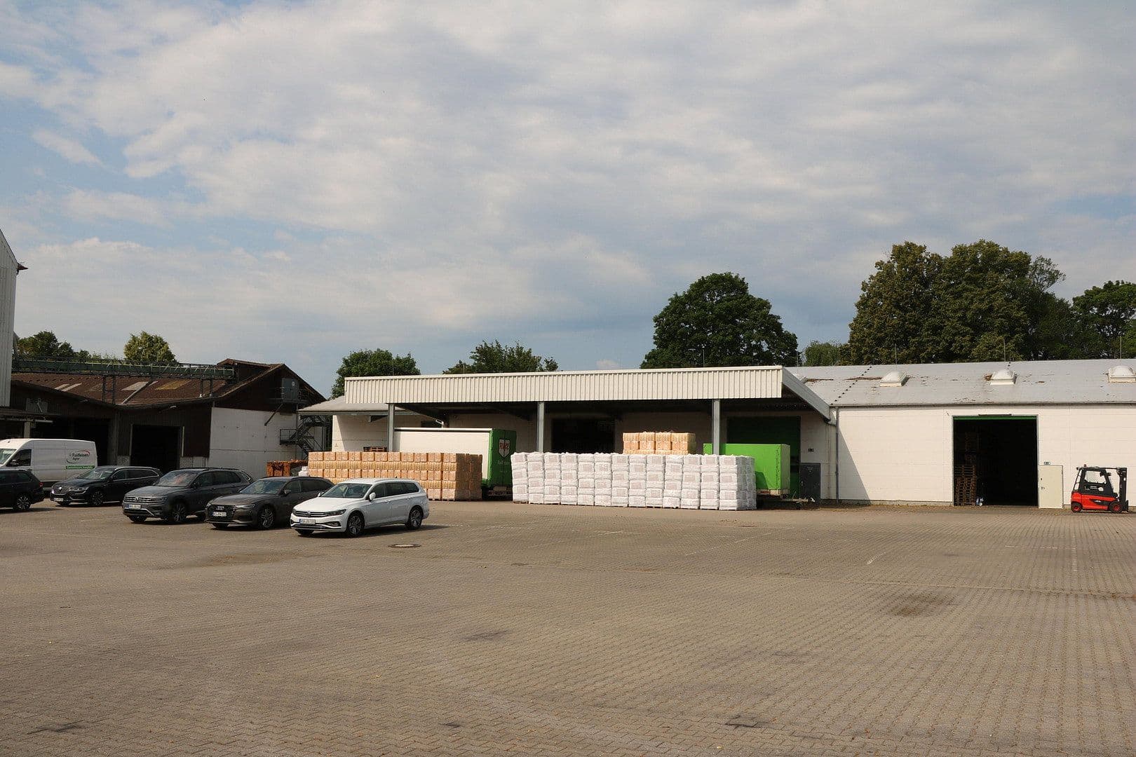 Predaj nebytového priestoru 27.334 m², Raiffeisenstraße 30, Friedberg (Hessen), Hesensko Predaj nebytového priestoru 27.334 m², Raiffeisenstraße 30, Friedberg (Hessen), Hesensko