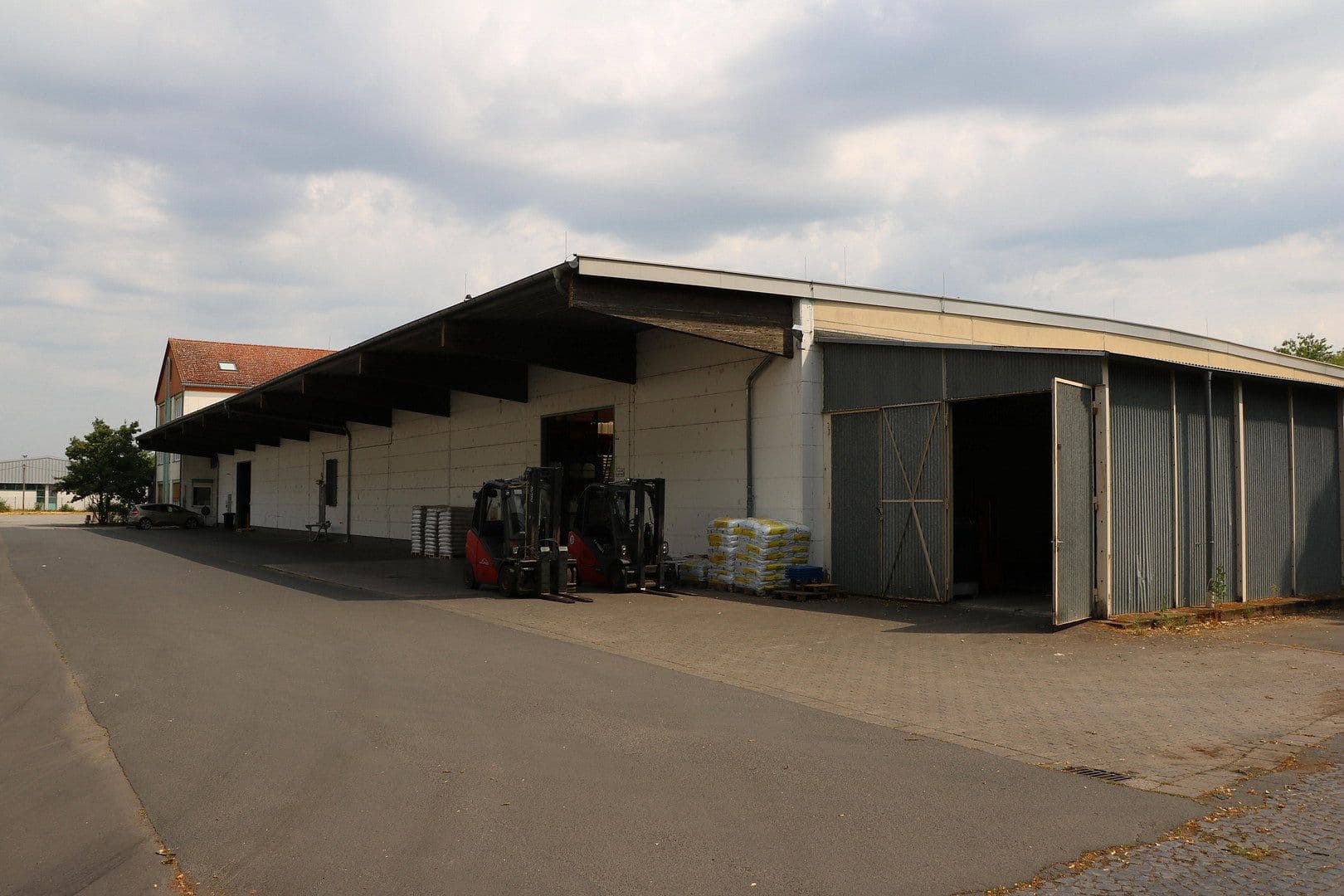 Predaj nebytového priestoru 27.334 m², Raiffeisenstraße 30, Friedberg (Hessen), Hesensko Predaj nebytového priestoru 27.334 m², Raiffeisenstraße 30, Friedberg (Hessen), Hesensko