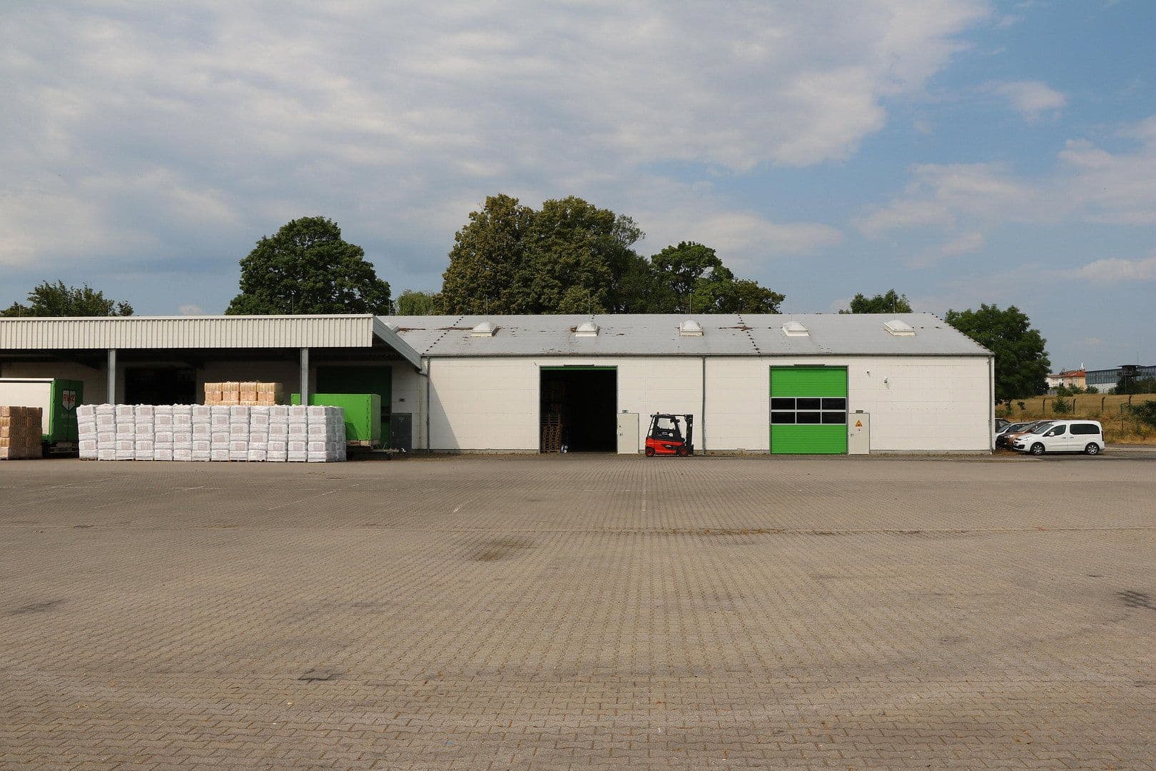 Predaj nebytového priestoru 27.334 m², Raiffeisenstraße 30, Friedberg (Hessen), Hesensko Predaj nebytového priestoru 27.334 m², Raiffeisenstraße 30, Friedberg (Hessen), Hesensko