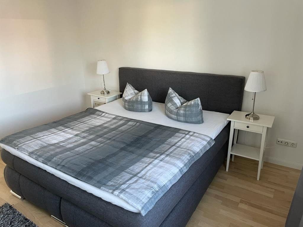 Prenájom bytu 4-izbový 100 m², Frankfurt am Main, Hesensko Prenájom bytu 4-izbový 100 m², Frankfurt am Main, Hesensko