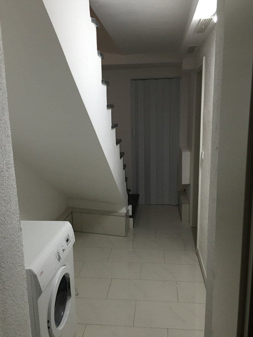 Prenájom bytu 4-izbový 100 m², Frankfurt am Main, Hesensko Prenájom bytu 4-izbový 100 m², Frankfurt am Main, Hesensko