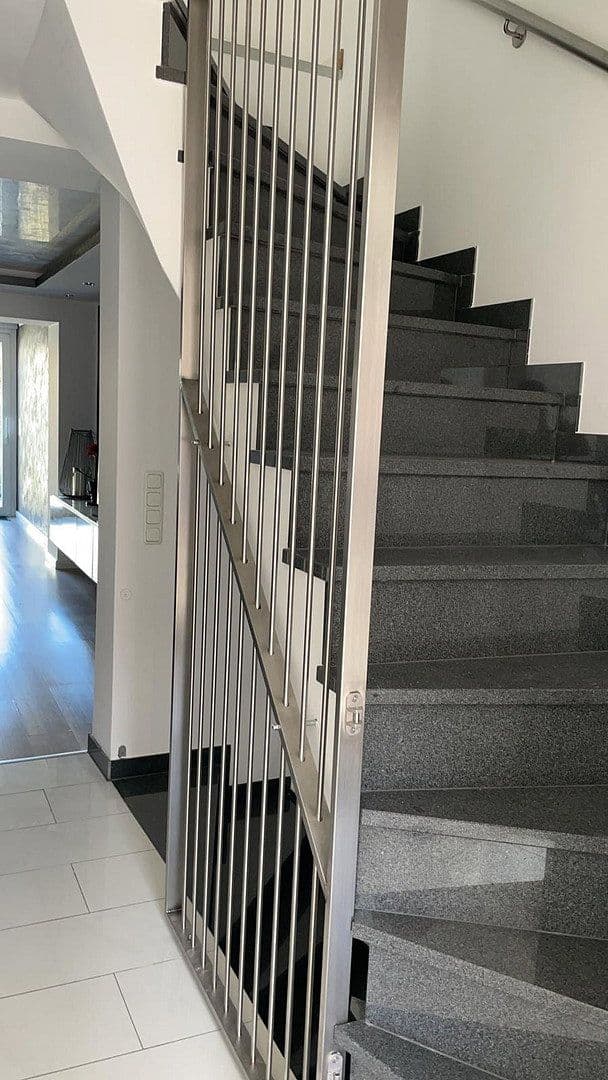 Prenájom bytu 4-izbový 100 m², Frankfurt am Main, Hesensko Prenájom bytu 4-izbový 100 m², Frankfurt am Main, Hesensko