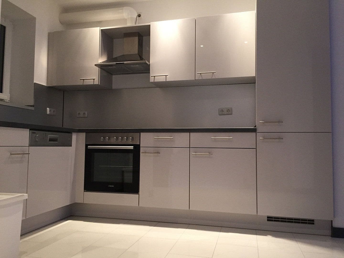 Prenájom bytu 4-izbový 100 m², Frankfurt am Main, Hesensko Prenájom bytu 4-izbový 100 m², Frankfurt am Main, Hesensko