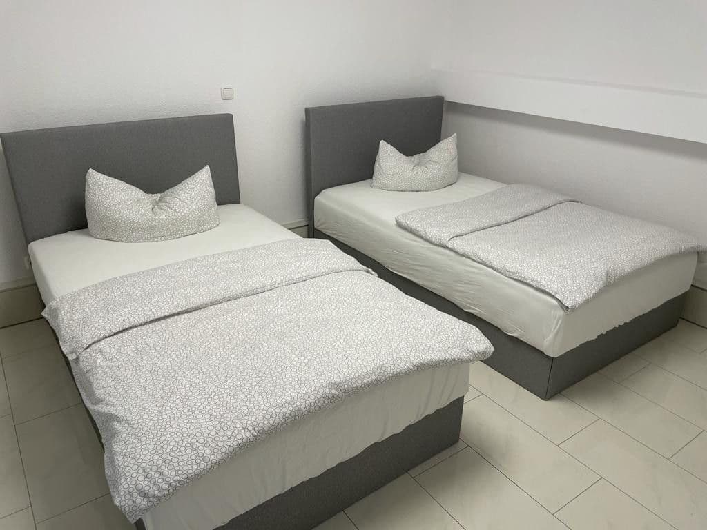Prenájom bytu 4-izbový 100 m², Frankfurt am Main, Hesensko Prenájom bytu 4-izbový 100 m², Frankfurt am Main, Hesensko
