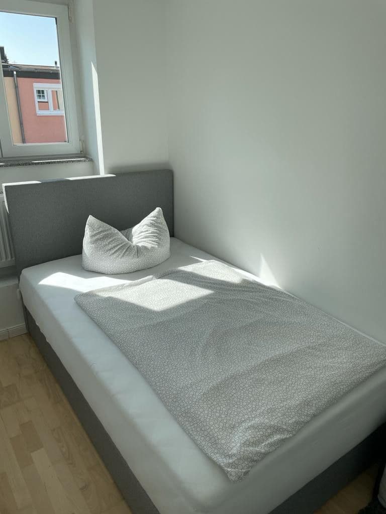 Prenájom bytu 4-izbový 100 m², Frankfurt am Main, Hesensko Prenájom bytu 4-izbový 100 m², Frankfurt am Main, Hesensko