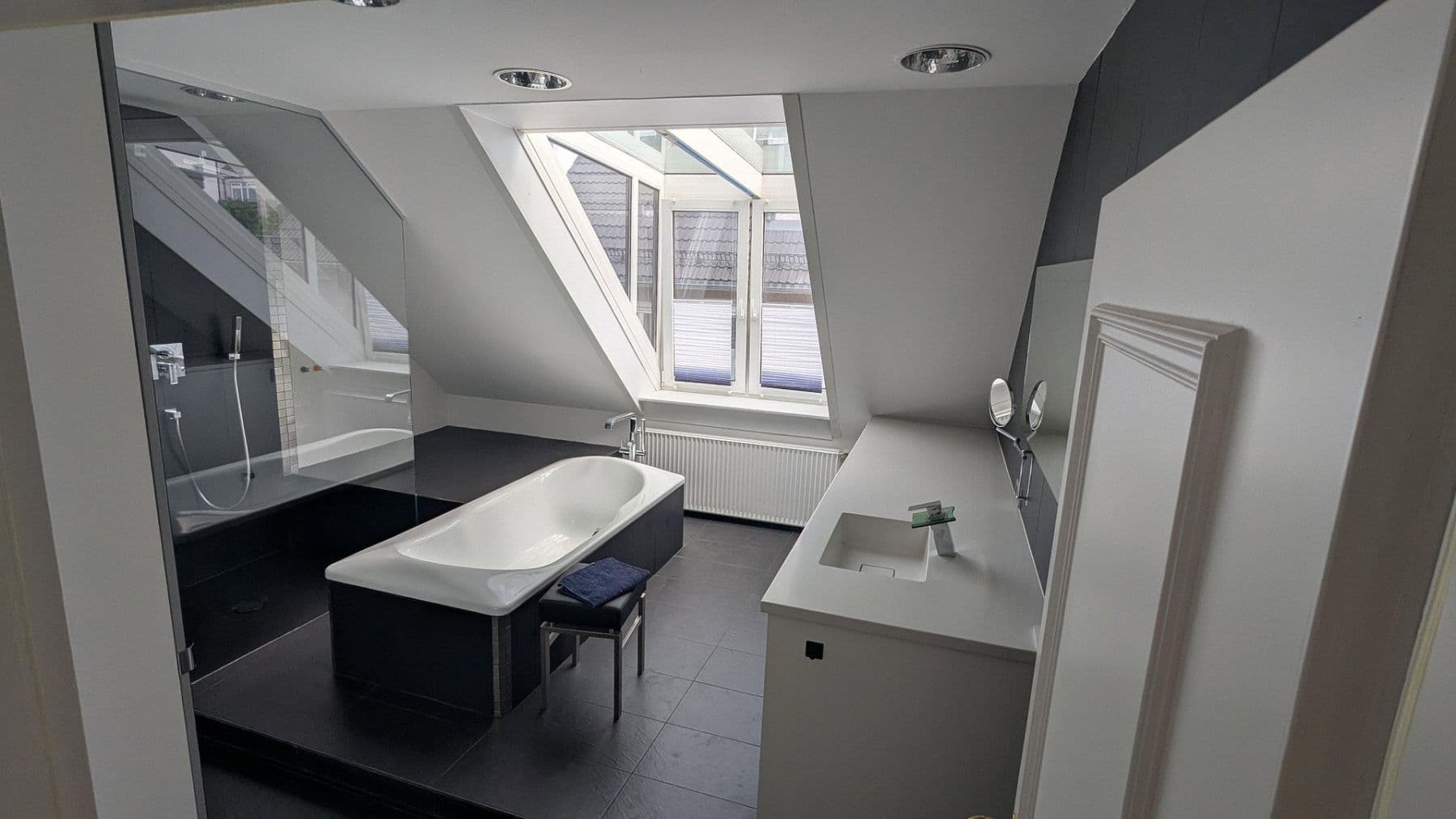 Prenájom bytu 3-izbový 111 m², Kantstraße 24, München, Bavorsko Prenájom bytu 3-izbový 111 m², Kantstraße 24, München, Bavorsko