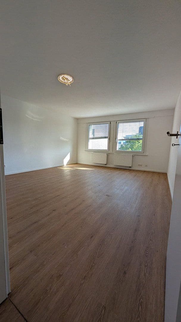 Prenájom bytu 4-izbový 90 m², kaiserstraße, Reutlingen, Bádensko-Wurttembersko Prenájom bytu 4-izbový 90 m², kaiserstraße, Reutlingen, Bádensko-Wurttembersko