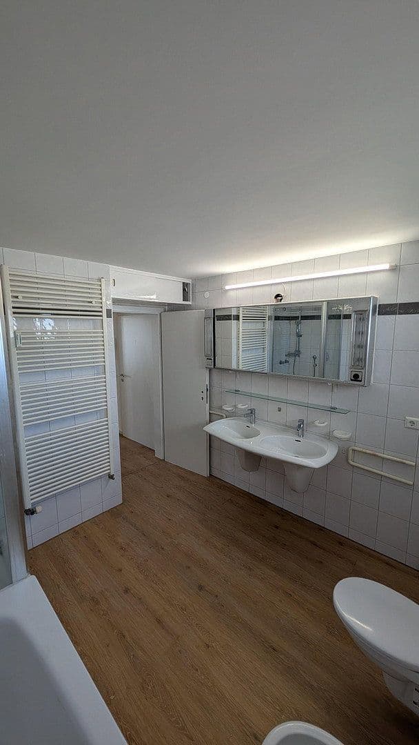 Prenájom bytu 4-izbový 90 m², kaiserstraße, Reutlingen, Bádensko-Wurttembersko Prenájom bytu 4-izbový 90 m², kaiserstraße, Reutlingen, Bádensko-Wurttembersko