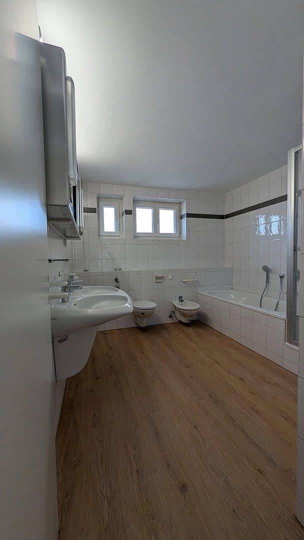 Prenájom bytu 4-izbový 90 m², kaiserstraße, Reutlingen, Bádensko-Wurttembersko Prenájom bytu 4-izbový 90 m², kaiserstraße, Reutlingen, Bádensko-Wurttembersko
