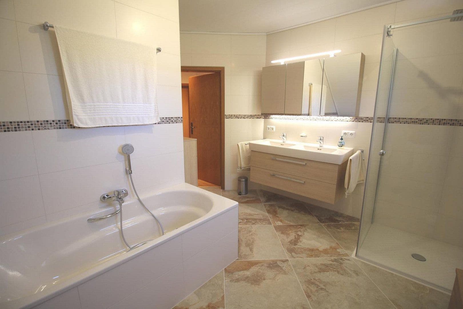 Predaj domu 165 m², pozemok 824 m², Immenhausen, Hesensko Predaj domu 165 m², pozemok 824 m², Immenhausen, Hesensko