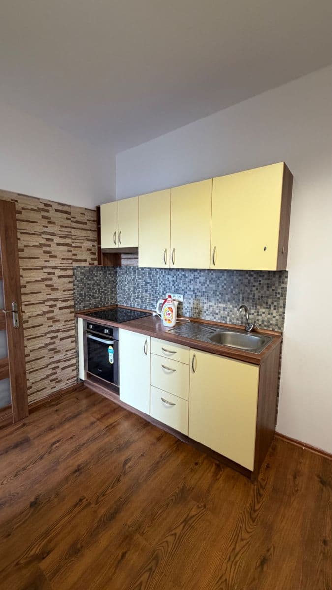 Prenájom bytu 1-izbový 35 m², Postoloprtská, Louny, Ústecký kraj Prenájom bytu 1-izbový 35 m², Postoloprtská, Louny, Ústecký kraj