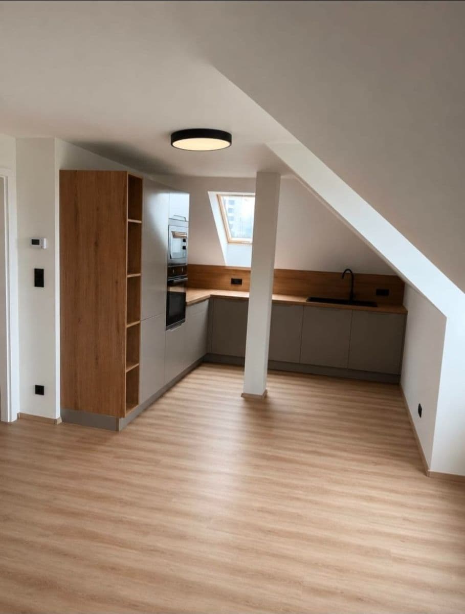 Prenájom bytu 3-izbový 75 m², Zelený pruh, Praha, Praha Prenájom bytu 3-izbový 75 m², Zelený pruh, Praha, Praha