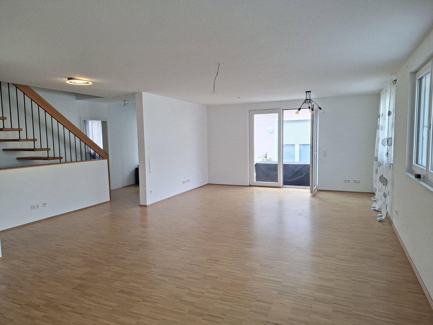 Prenájom domu 155 m², pozemok 16 m², Neureuter Hauptstraße 314, Karlsruhe, Bádensko-Wurttembersko Prenájom domu 155 m², pozemok 16 m², Neureuter Hauptstraße 314, Karlsruhe, Bádensko-Wurttembersko