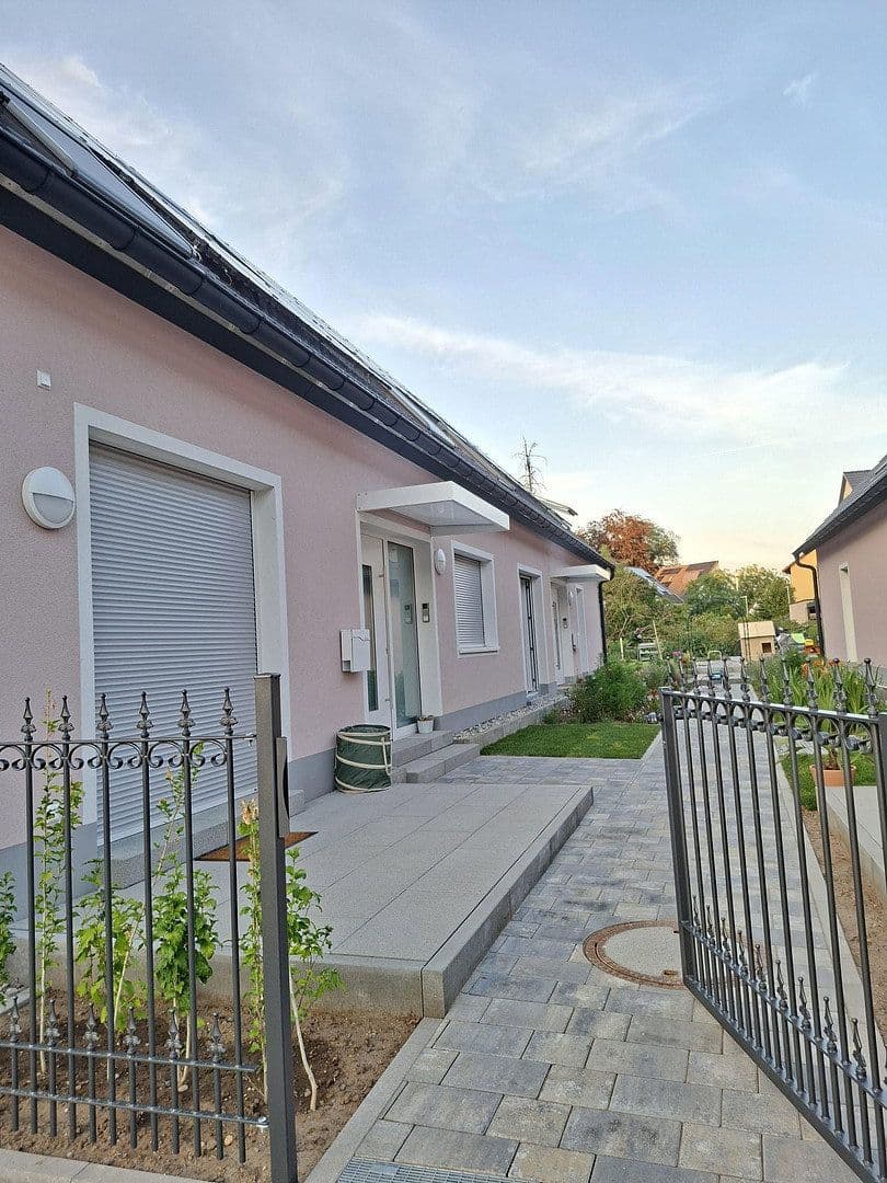 Prenájom domu 155 m², pozemok 16 m², Neureuter Hauptstraße 314, Karlsruhe, Bádensko-Wurttembersko Prenájom domu 155 m², pozemok 16 m², Neureuter Hauptstraße 314, Karlsruhe, Bádensko-Wurttembersko