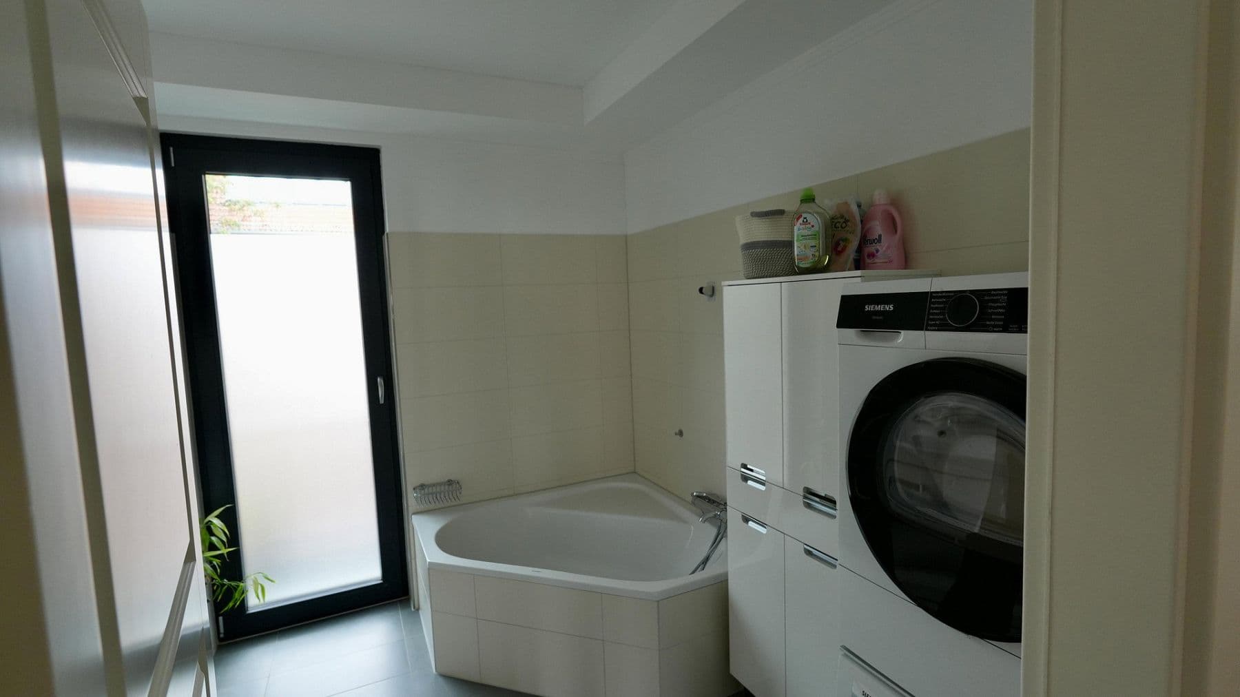 Prenájom bytu 4-izbový 102 m², Sonntagstr 28, Berlin, Berlín Prenájom bytu 4-izbový 102 m², Sonntagstr 28, Berlin, Berlín