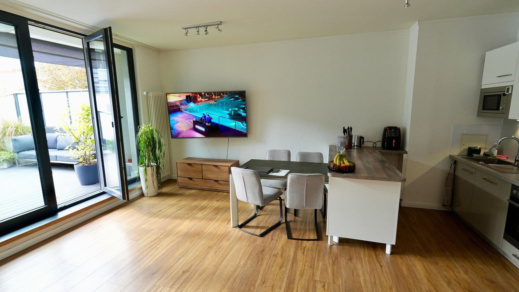 Prenájom bytu 4-izbový 102 m², Sonntagstr 28, Berlin, Berlín Prenájom bytu 4-izbový 102 m², Sonntagstr 28, Berlin, Berlín