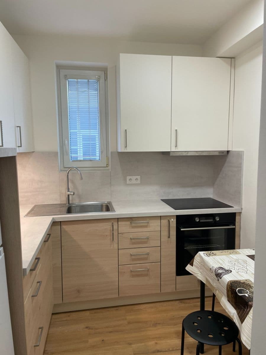 Prenájom bytu 3-izbový 24 m², Volyňská, Praha, Praha Prenájom bytu 3-izbový 24 m², Volyňská, Praha, Praha