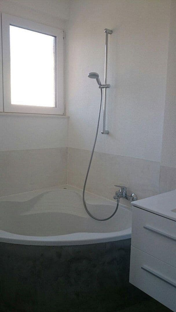 Prenájom bytu 4-izbový 89 m², Olpener Straße 701, Köln, Severné Porýnie - Westfálsko Prenájom bytu 4-izbový 89 m², Olpener Straße 701, Köln, Severné Porýnie - Westfálsko