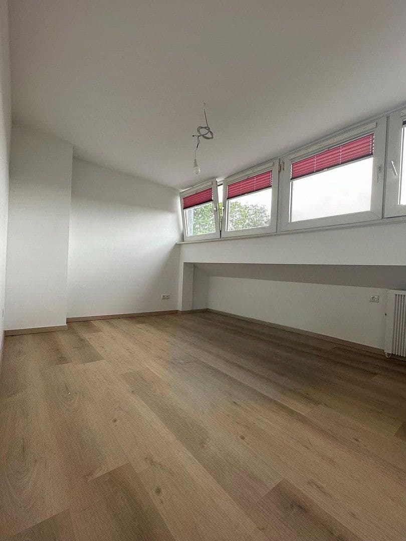 Prenájom bytu 4-izbový 72 m², Köln, Severné Porýnie - Westfálsko Prenájom bytu 4-izbový 72 m², Köln, Severné Porýnie - Westfálsko