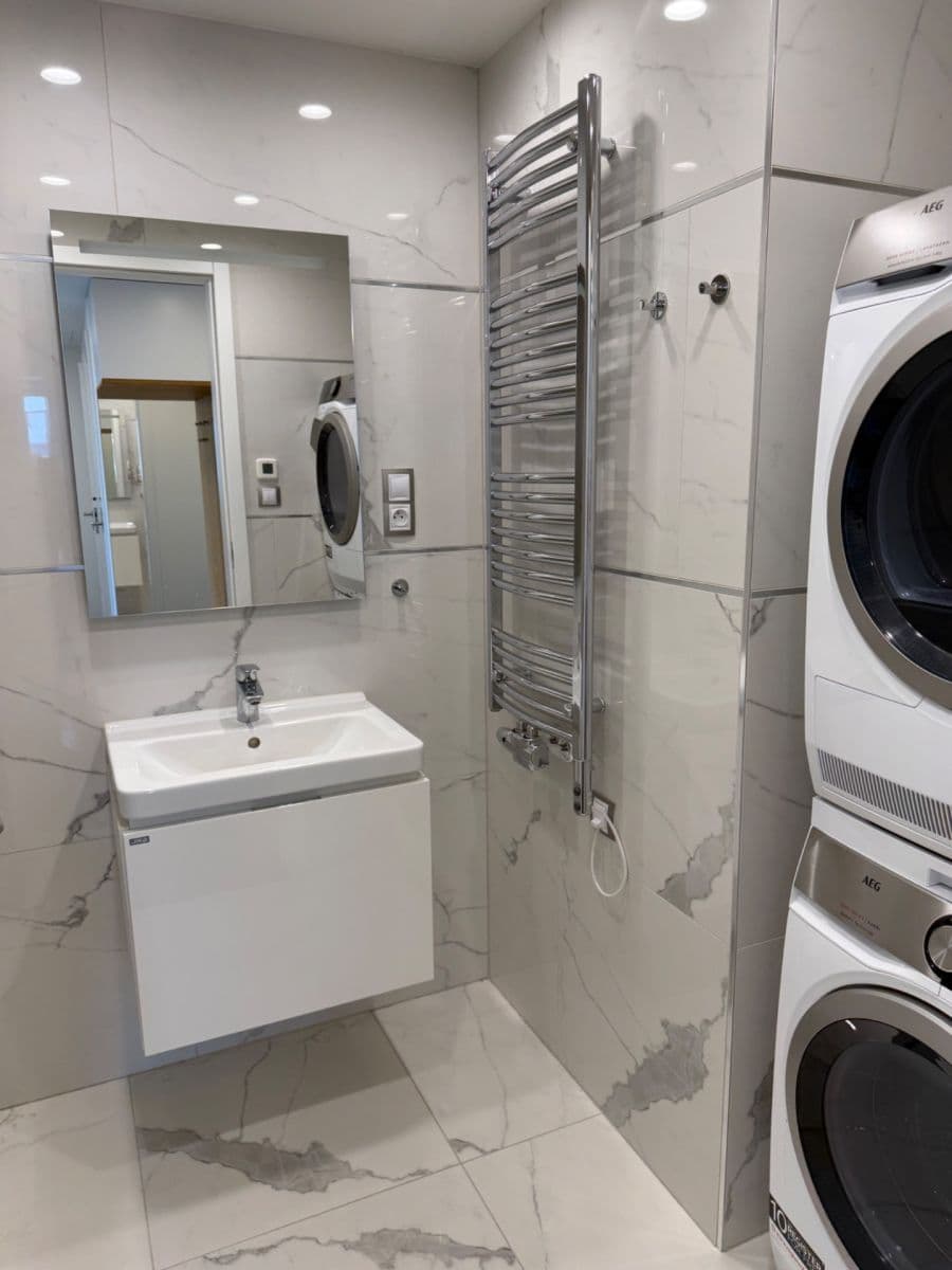 Prenájom bytu 3-izbový 83 m², Olšanská, Praha, Praha Prenájom bytu 3-izbový 83 m², Olšanská, Praha, Praha