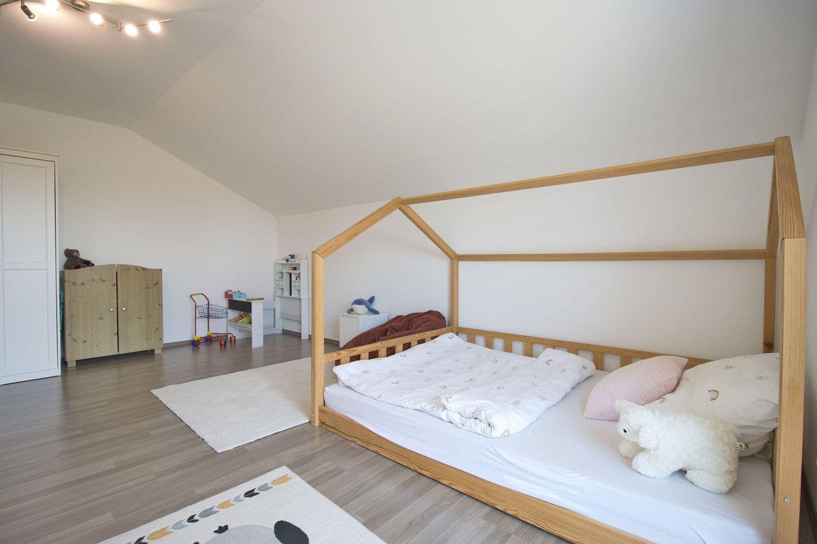 Predaj domu 440 m², pozemok 1.757 m², Neumarkt-Sankt Veit, Bavorsko Predaj domu 440 m², pozemok 1.757 m², Neumarkt-Sankt Veit, Bavorsko