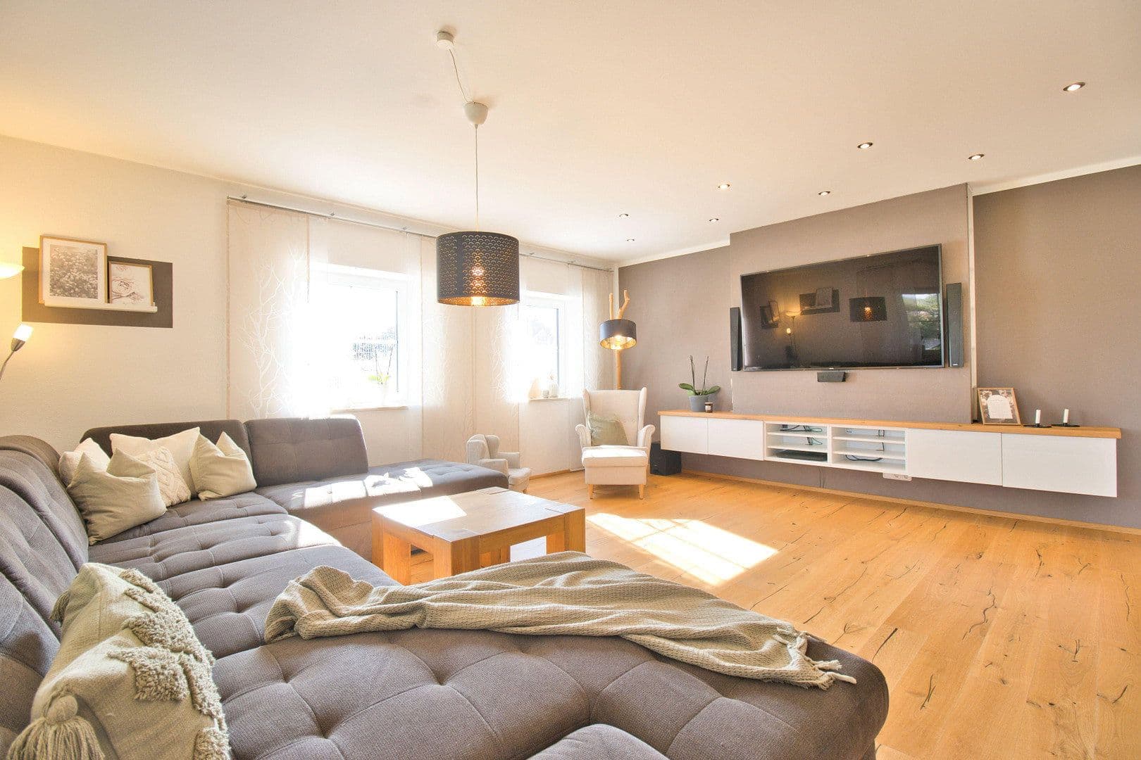 Predaj domu 440 m², pozemok 1.757 m², Neumarkt-Sankt Veit, Bavorsko Predaj domu 440 m², pozemok 1.757 m², Neumarkt-Sankt Veit, Bavorsko