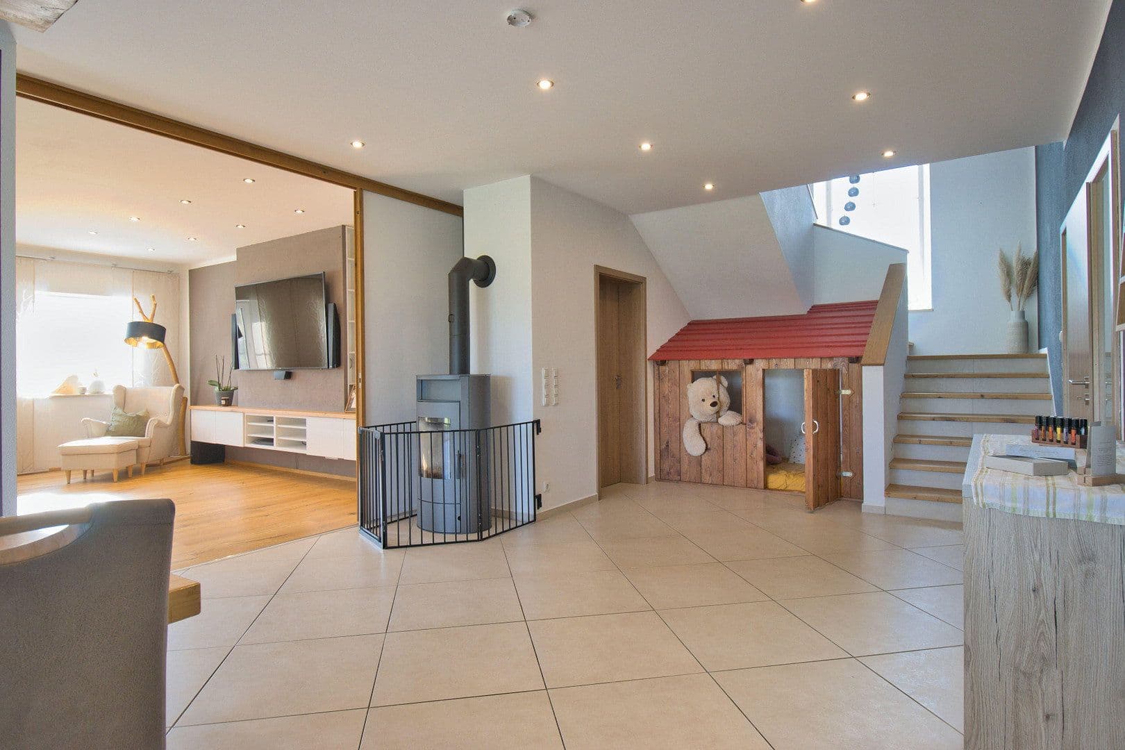 Predaj domu 440 m², pozemok 1.757 m², Neumarkt-Sankt Veit, Bavorsko Predaj domu 440 m², pozemok 1.757 m², Neumarkt-Sankt Veit, Bavorsko