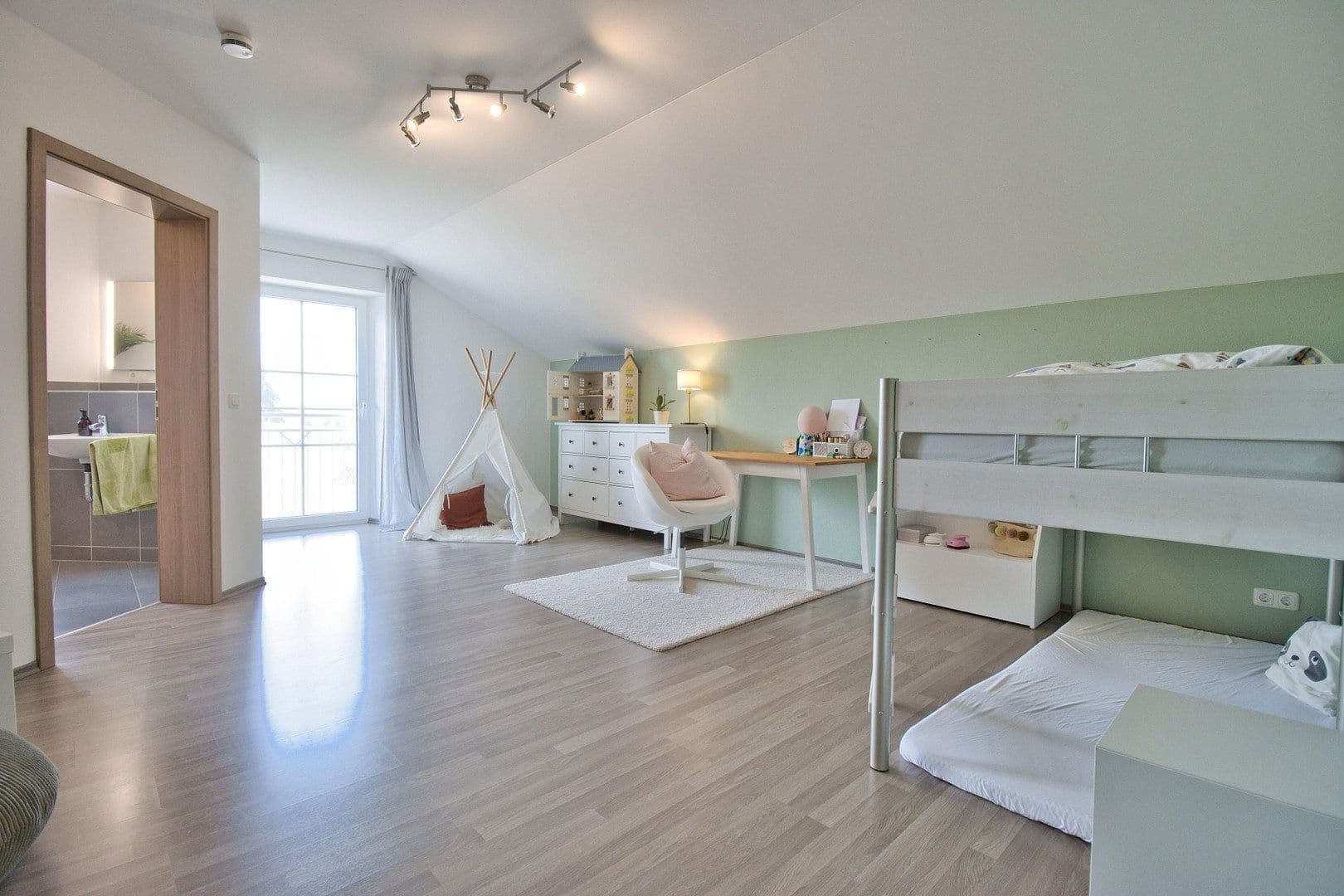 Predaj domu 440 m², pozemok 1.757 m², Neumarkt-Sankt Veit, Bavorsko Predaj domu 440 m², pozemok 1.757 m², Neumarkt-Sankt Veit, Bavorsko