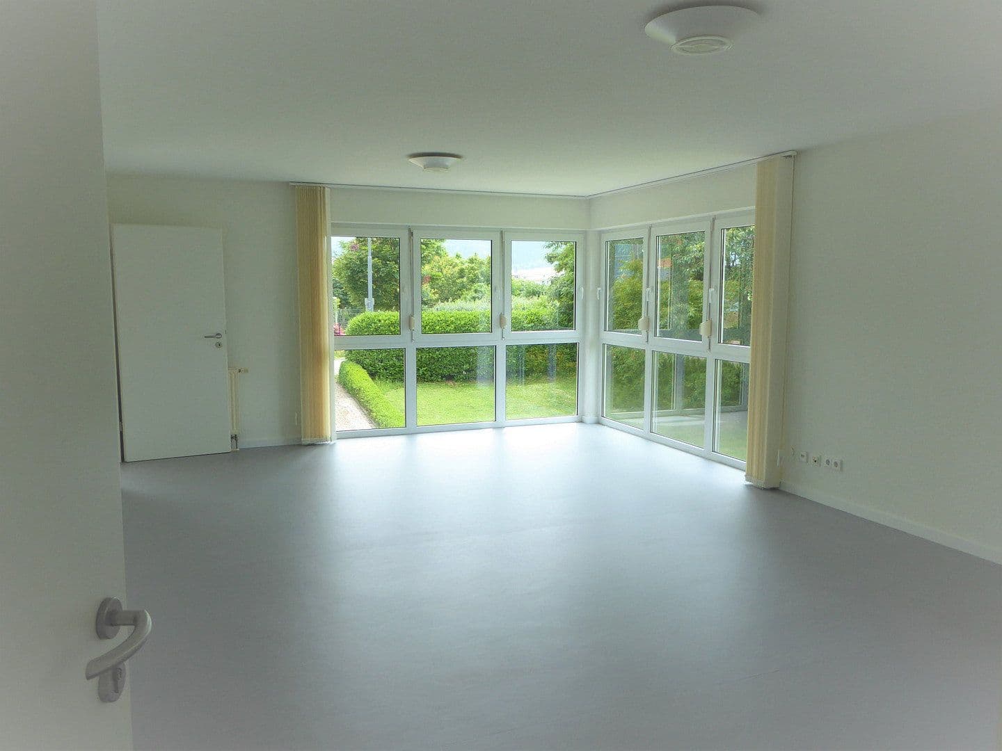Prenájom kancelárie 215 m², Staufen im Breisgau, Bádensko-Wurttembersko Prenájom kancelárie 215 m², Staufen im Breisgau, Bádensko-Wurttembersko