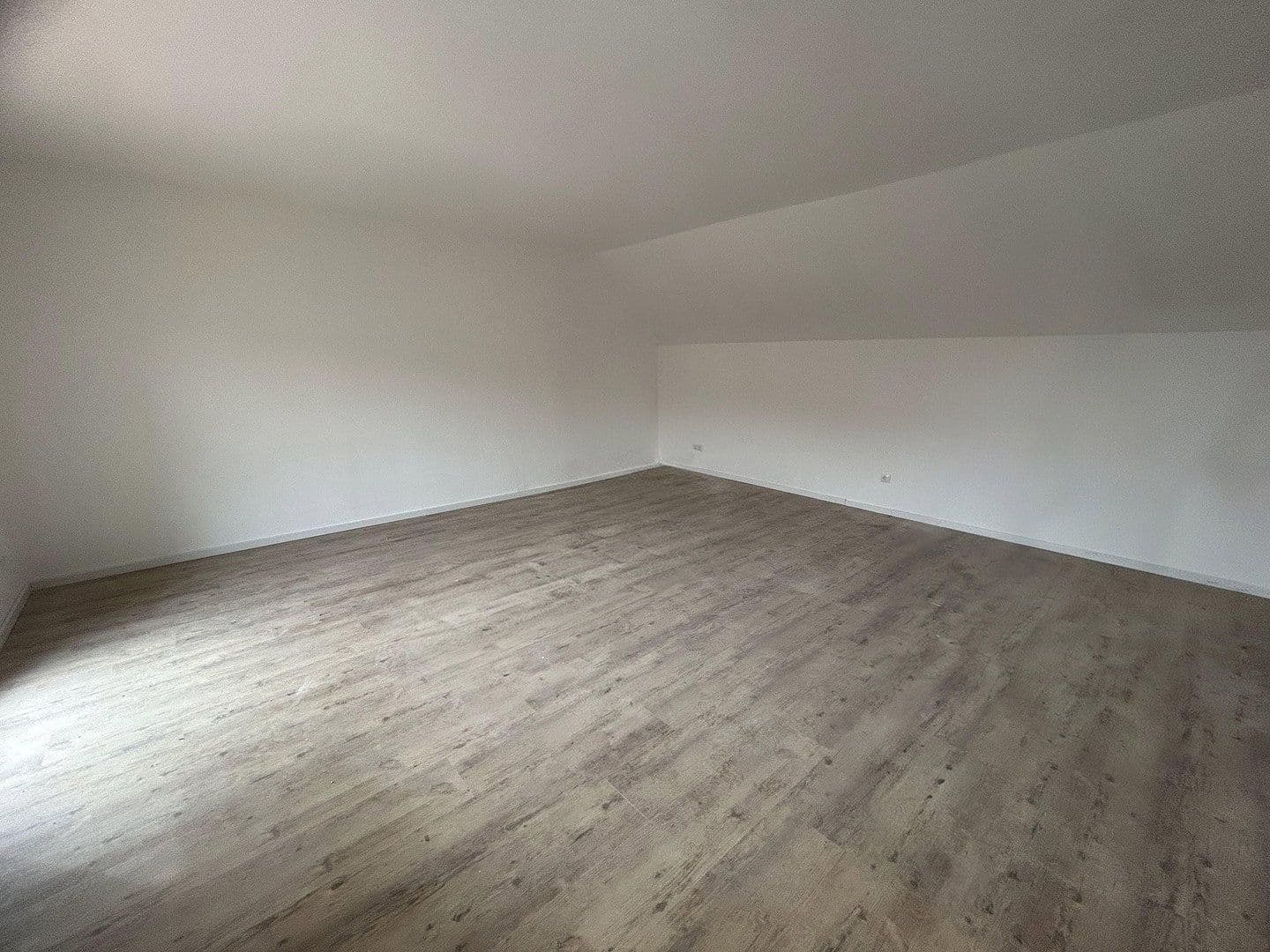 Prenájom bytu 7-izbový 170 m², Pfungstadt, Hesensko Prenájom bytu 7-izbový 170 m², Pfungstadt, Hesensko