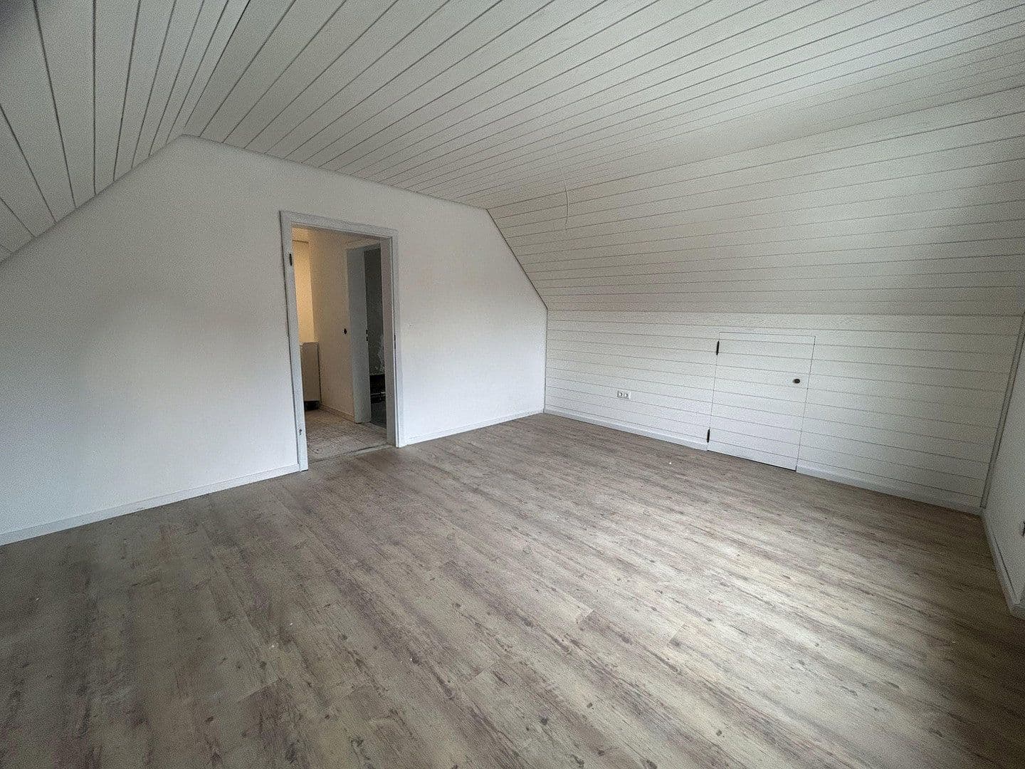 Prenájom bytu 7-izbový 170 m², Pfungstadt, Hesensko Prenájom bytu 7-izbový 170 m², Pfungstadt, Hesensko