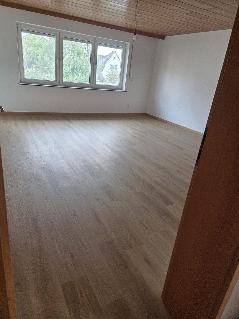 Prenájom bytu 4-izbový 110 m², Steigstraße 3, Thüngersheim, Bavorsko Prenájom bytu 4-izbový 110 m², Steigstraße 3, Thüngersheim, Bavorsko